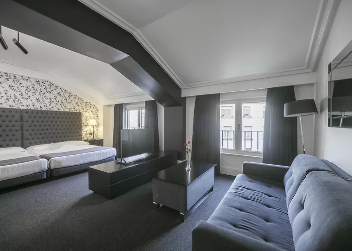 Отель Lopez De Haro 5*